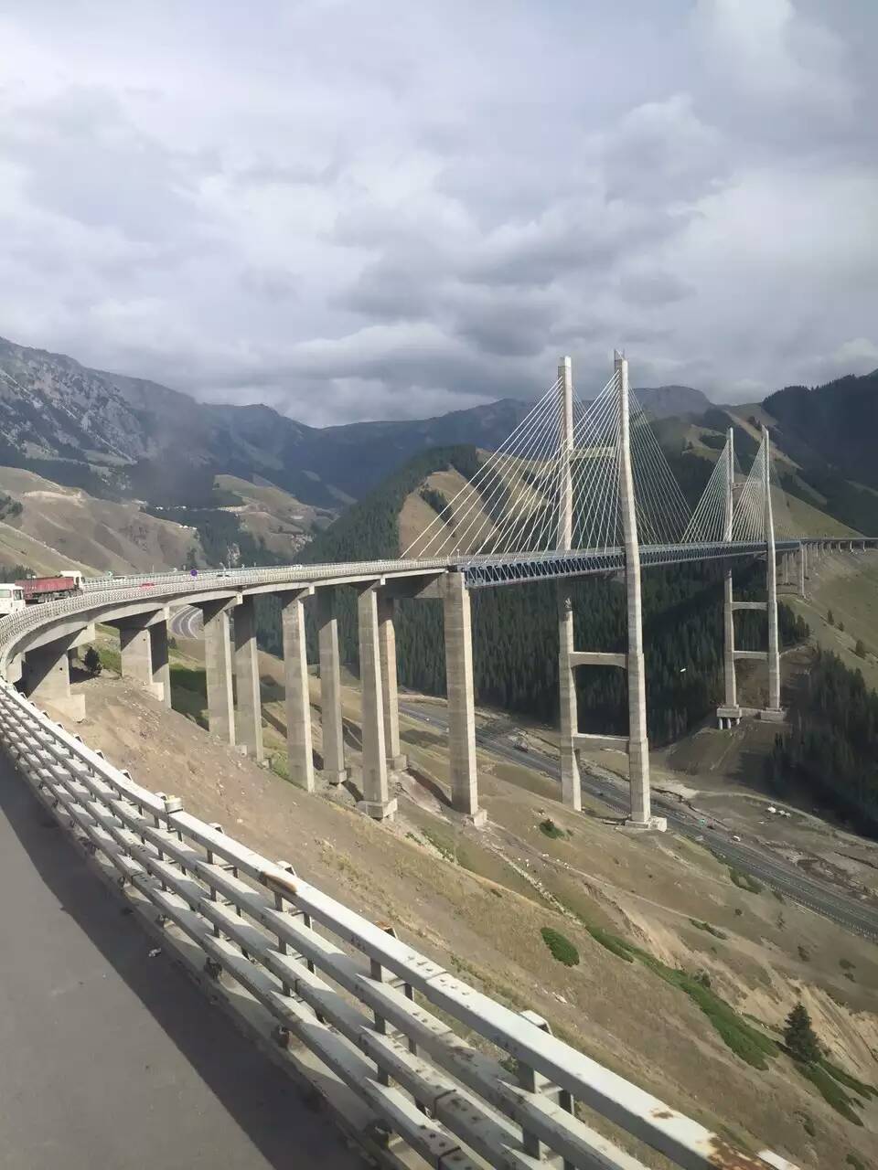 果子沟大桥跨越山谷的实景
